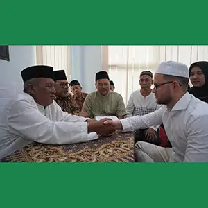 Dari Belanda ke Gresik, Perjalanan Spiritual Tom Bregman Memeluk Agama Islam