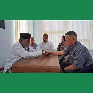 Pria Asal Surabaya Peluk Islam di Hari Jumat yang Penuh Berkah
