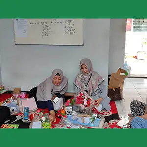 MUI Bekali Santriwati Pesantren At-Taubah Rutan Gresik Pelatihan Pembuatan Buket