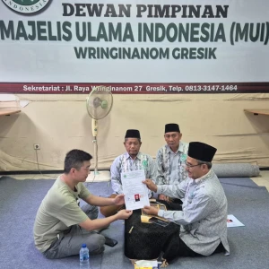 Mualaf Asal Cina Ikrar Syahadat, MUI Wringinanom Beri Pemahaman Pentingnya Istiqamah