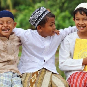Khutbah Jumat : Merajut Ukhuwah, Mengangkat Martabat Umat