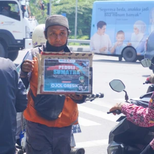 Ojol Gresik Turun ke Jalan, Galang Dana untuk Korban Banjir Sumatra dan Aceh
