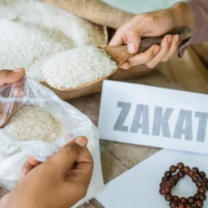 Siapa Saja yang Berhak Menerima Zakat? Ini Penjelasan 8 Ashnaf